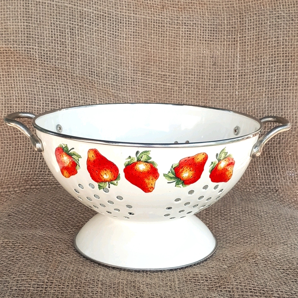 Kobë Vintage Enamel Colander Strawberries